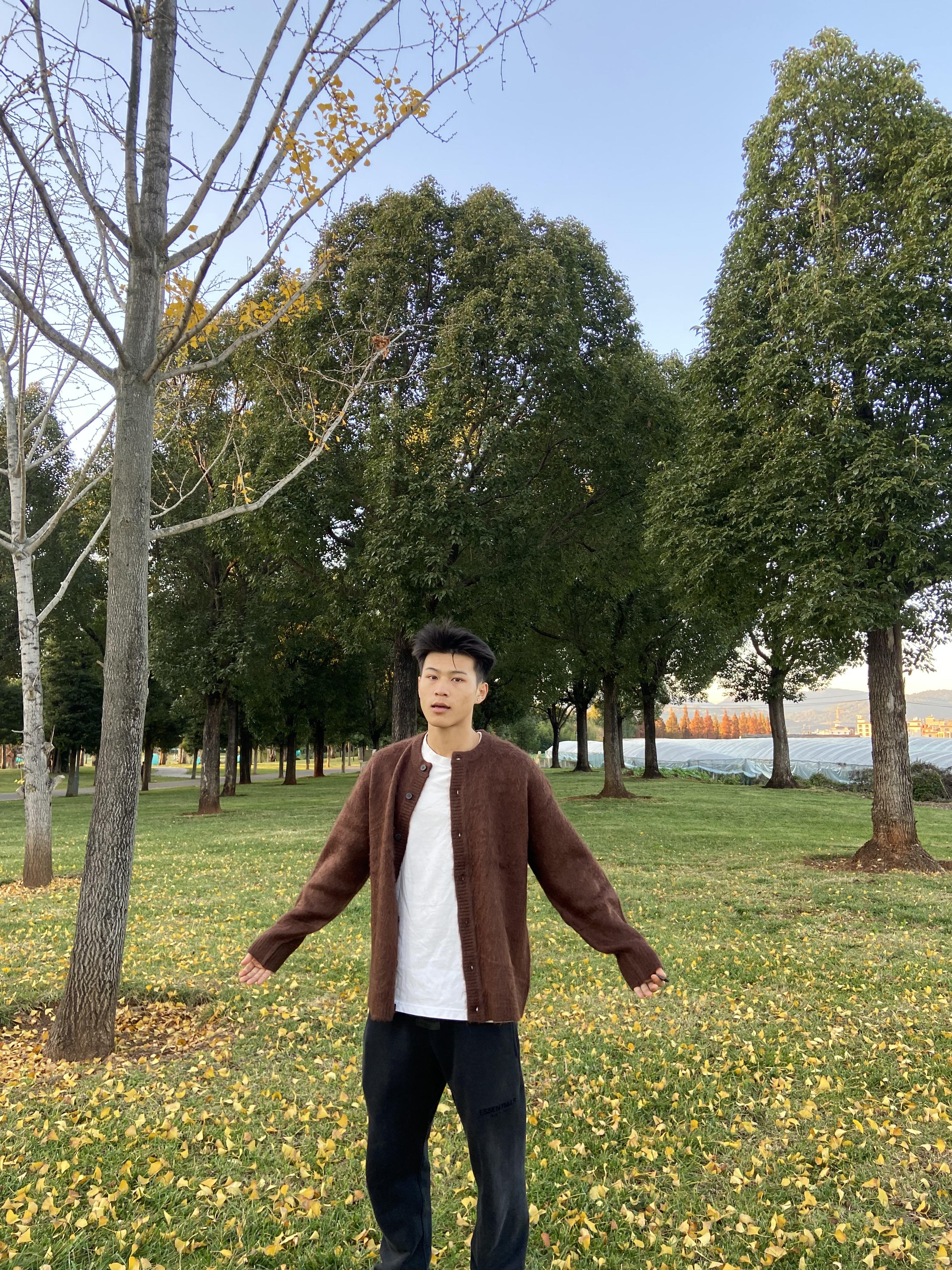 早秋校园感OOTD|棕色开衫+白t的慵懒公式